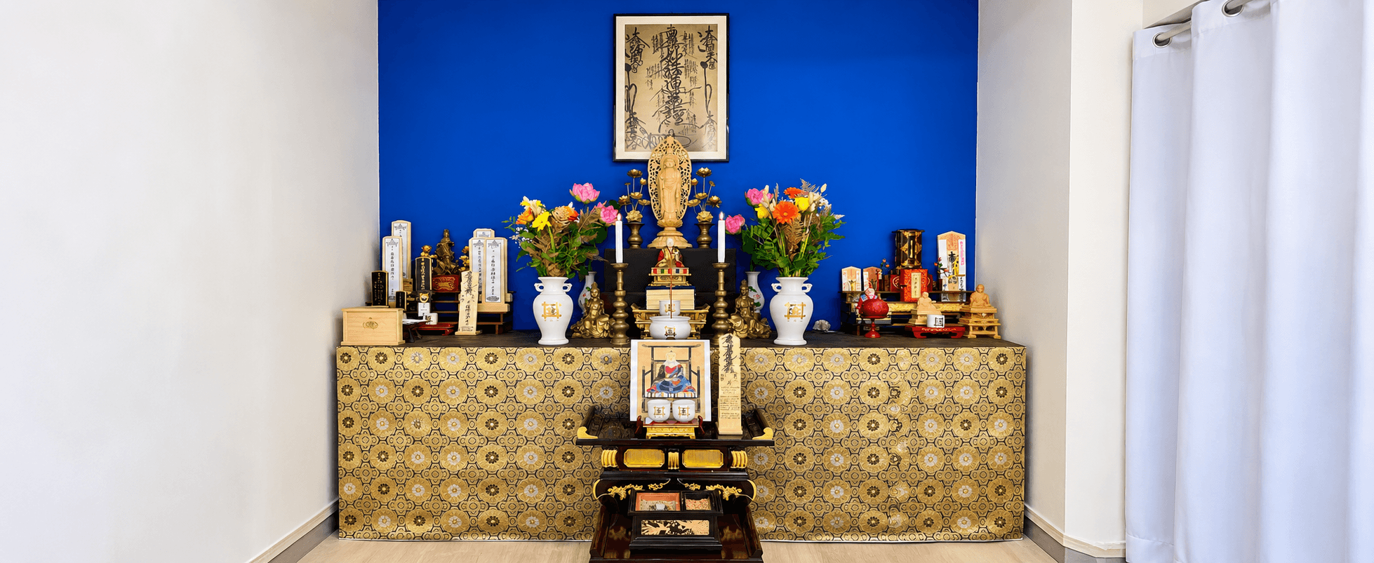 L’altare del Tempio Myōshōji con il goshikimaku, la tenda a cinque colori